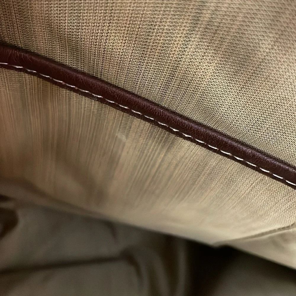 Messager Handbag. - Picture 5 of 6